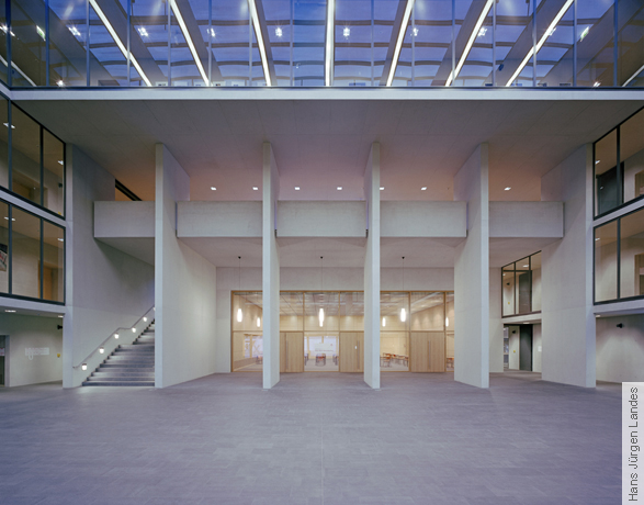 Eingangshalle mit Blick in die Aula 